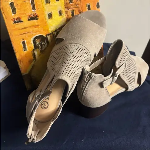 Bella Vita Women's Illiana Block Heeled Sandals 9.5 w