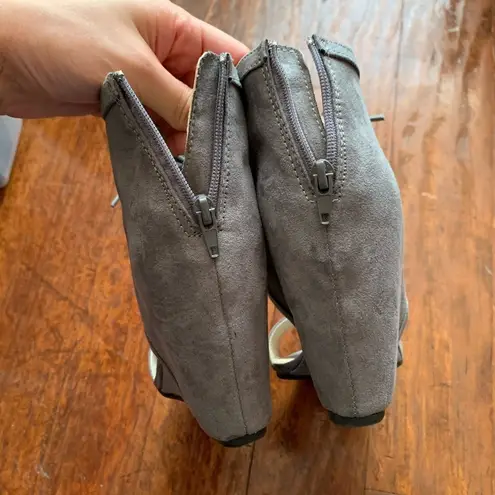 ⭐️ Gray Lace Up Open Toe Wedge Sandal Heels Size 6