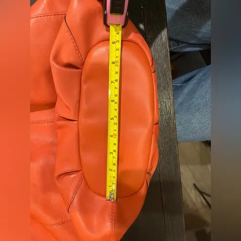 Coach Coral color.  Leather Bucket Bag - Image 3