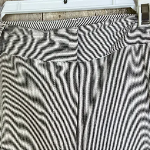 Willi Smith  Size 10 Brown & White Pin Striped Capris