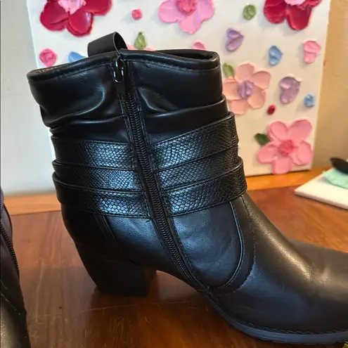 VJH Confort Black Ankle Boots with Matte Finish Size 10