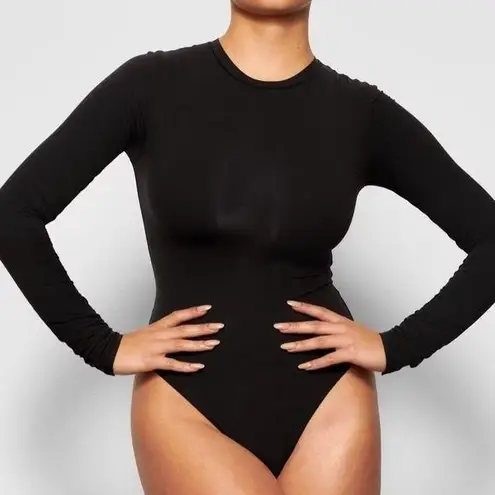 SKIMS $116 NWT fits everybody LONG SLEEVE CREW NECK BODYSUIT S