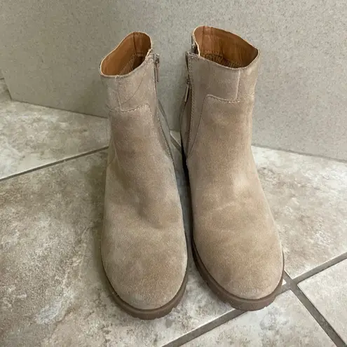 KORKS Women's Esmerelda Lug Sole Booties Color Taupe Size 7.5 side zip Tan