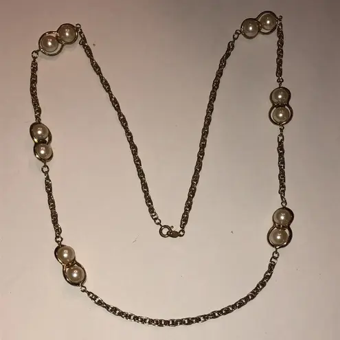 Elegant Vintage Gold Tone and Faux Pearl Classic Retro Necklace