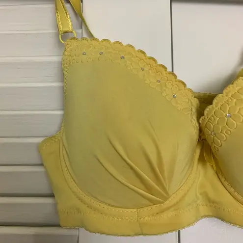 36C Yellow plunge Pinup padded bra Size undefined