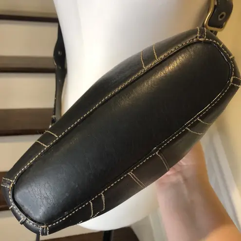 Coach  Tumbled Black Leather Crossbody Shoulderbag Contrast Stitching Zipper Top