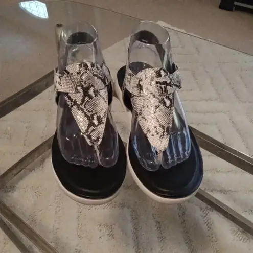 Naturalizer women's Lincoln Sandals croc print size 7.5M women