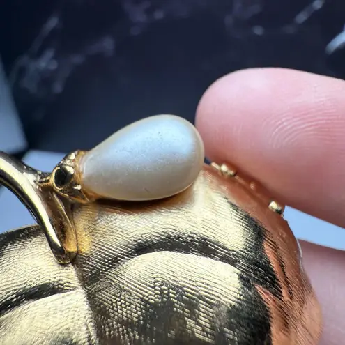 Avon Gold Tone Leaf Faux Pearl Locket Solid Perfume Holder Brooch Pin