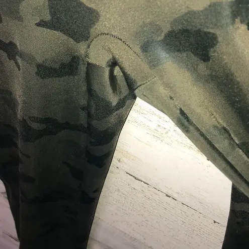 Spanx  camo leggings in matte black camo size medium camo gym active leggings​​