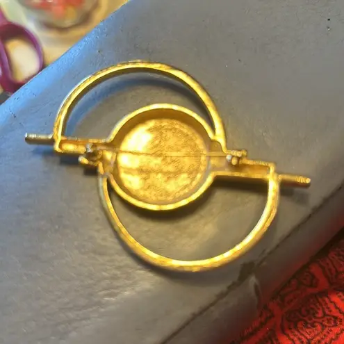 Beautiful art deco pin. this is vintage and the dimensions are 4 X3