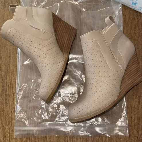 DV by Dolce Vita Gerdy Bootie in Beige Faux Leather Wedge Ankle Boots Size 8