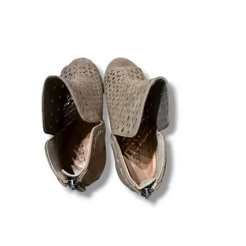 Indigo rd. Peep Toe Block Heel Booties Women's Size 8.5 Taupe Cutout Casual - Image 5