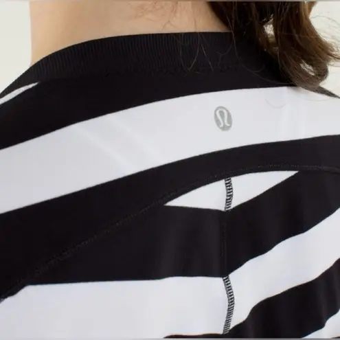 Lululemon  Base Runner Long Sleeve in Straightup Stripe Black White