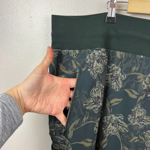 Athleta  Trekkie North Jogger Pants Size 26 Green Floral Travel Lounge Ripstop