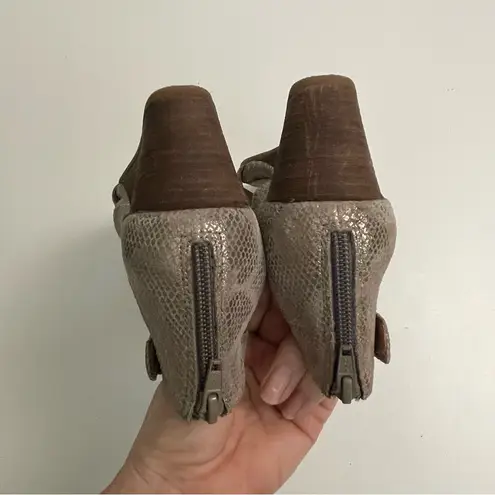 Sofft Sandals Mauldin Wedge Criss Cross Straps Reptile Comfort Pewter Gold Size 7