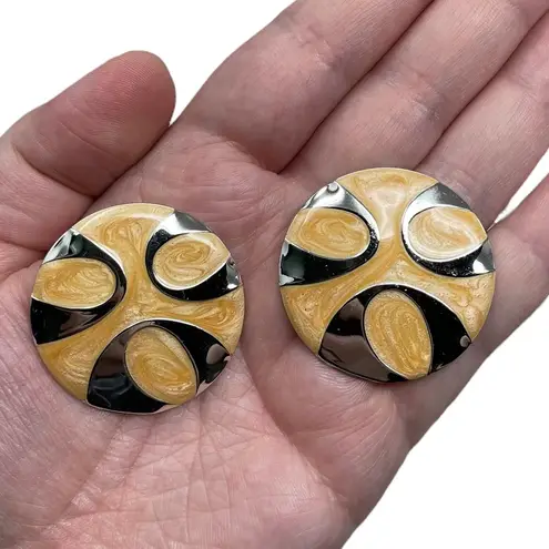 Vintage Unsigned Silver Tone Tan Enamel Swirl Round Post Earrings Retro 80s 90s