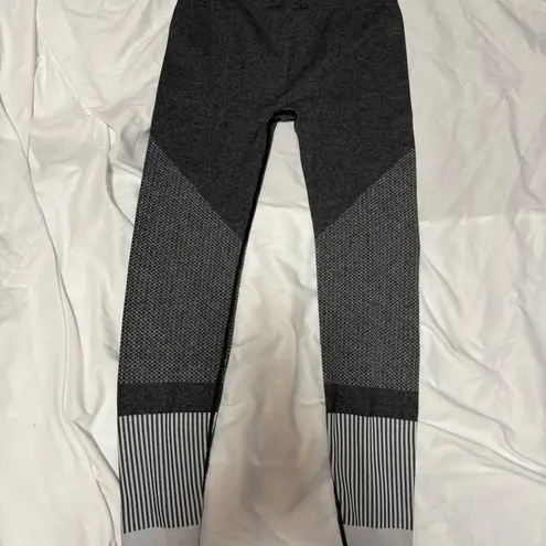 Gap Women’s  GAPFit Gray Black Leggings Size Medium Never Worn