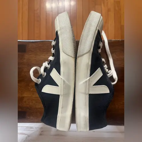 VEJA Wata II Low Top Sneaker Size 9