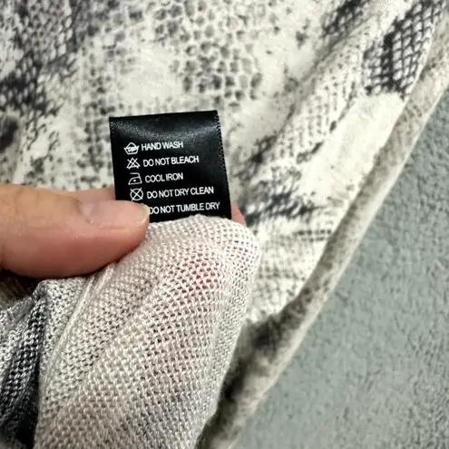 VICI  Top Womens Small Gray Snakeskin Animal Print Long Sleeve Lightweight Boho‎