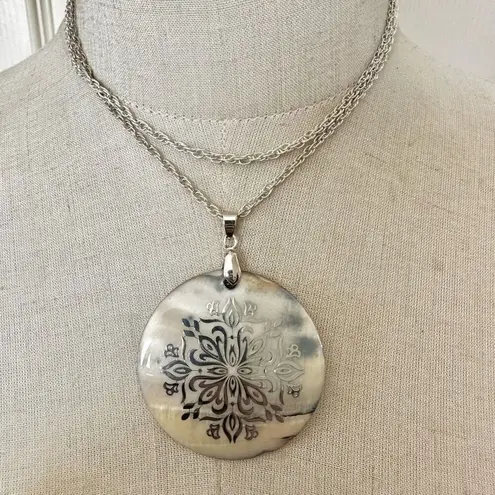 Silver tone and Shell circle Pendent Necklace