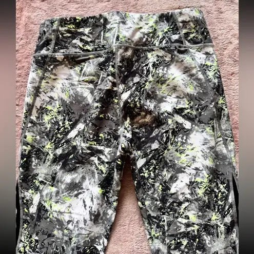 Calvin Klein  Women’s Performance Quick Dry Printed Cropped Leggings Sz‎ Large - Image 4