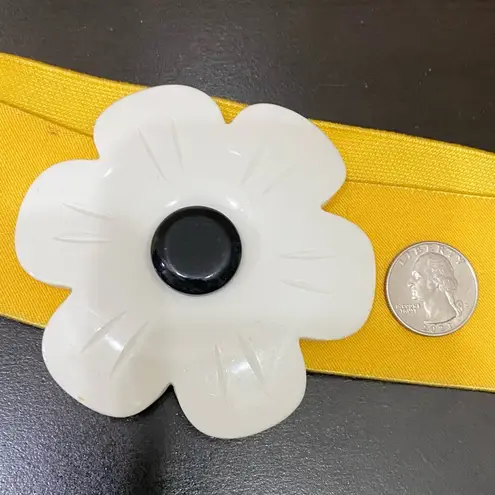 Vintage Large White Daisy Acrylic Plastic Yellow Elastic Waist Belt