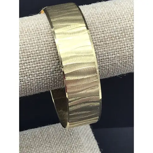 None Classic Textured Gold Tone Bangle Bracelet Mirrored Trim Classy MINT Stacking