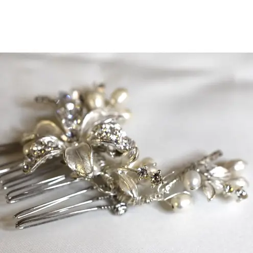 Source Unknown NWOT Elegant Crystal/Pearl Bridal Prom Pageant Party Silver Tone Metal Hair Comb