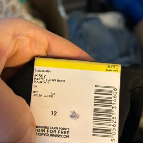 simply styled Nwt Black Pleated Suiting Shorts