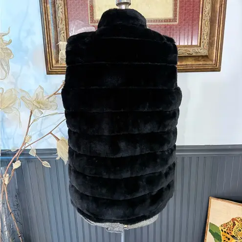 NWOT J McLaughlin Faux Fur Vest With Gold Hardware ~ Size Medium 💛🍄 Black