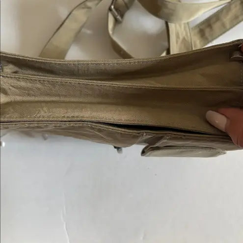 Baggallini LIGHT OLIVE GREEN SHOULDER BAG WITH SNAP FLIP CLOSURE
LOTS OF POCKETS