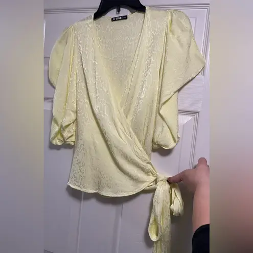 Krisa Women’s Puff Sleeve Wrap Top Daisy in Yellow color Size L