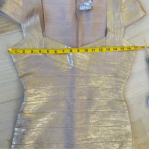 Herve Leger NEW HERVÉ LÉGER
Off-the-shoulder metallic bandage mini dress