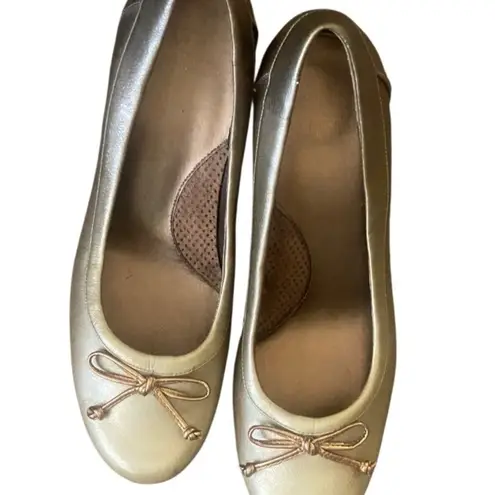 Mootsies Tootsies NWOB Gold Ballet Heeled Shoe with Bow. Size 8.5.