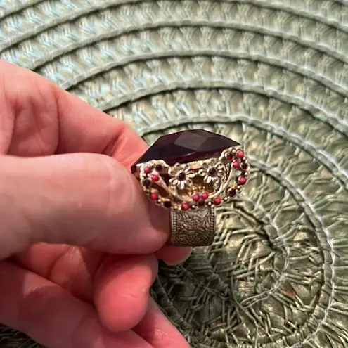 Curations beautiful large red stone ring w/flower details on an ornate band EUC
