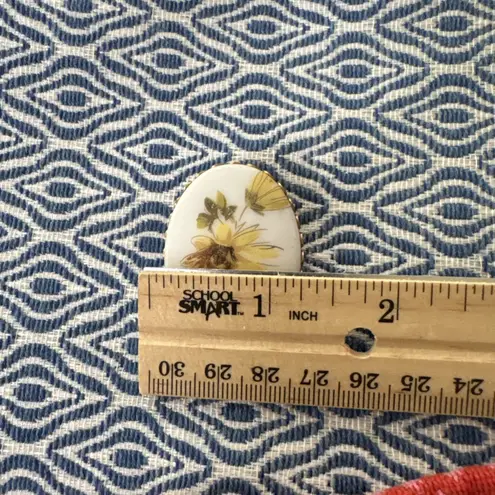 Vintage Acrylic Floral Porcelain White Yellow DaisyFlower Brooch Gold Frame Oval