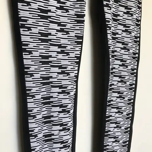 Beyond Yoga sliced fragment white black printed long legging size XS extra small