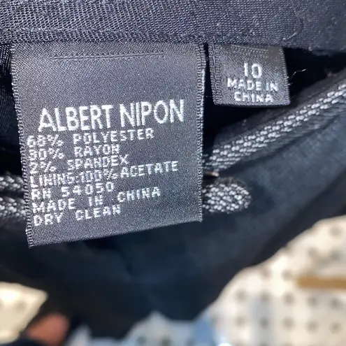 Albert Nipon black/ white textured poly/ rayon pantsuit. Ruffle front. Size 10. Black - Image 8