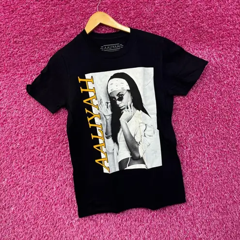 Aaliyah portrait T-shirt size small