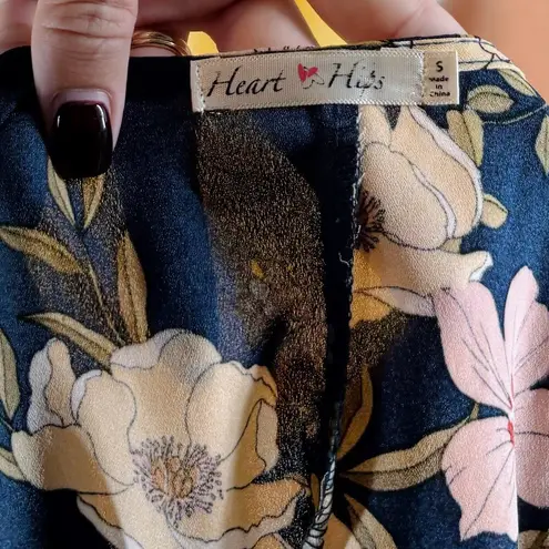Heart & Hips Quarter Sleeve Floral Navy V-neckline Blouse Size Small