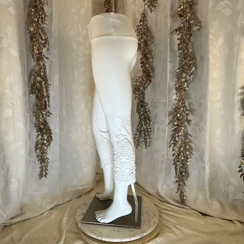 The Sweatshirt Project White Cropped crochet trim Capri Pants Women's Size Small