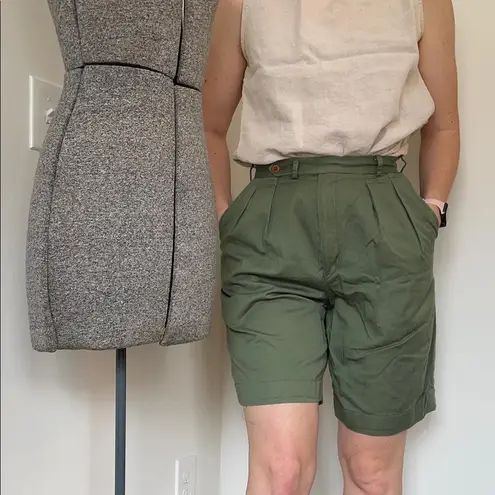 Vintage High Rise pleated Shorts in army earthy green Size 4