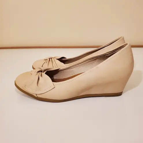 Baretraps  Memory Insole Beige Wedge Round Toe Bow