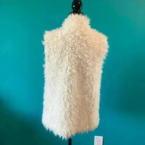 Melrose and Market  faux fur vest in size small