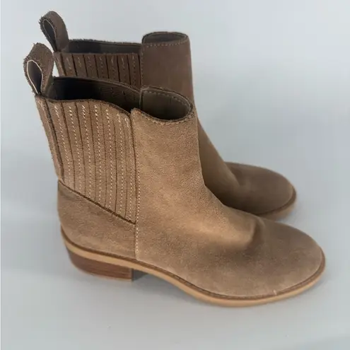 Dolce Vita Farlin Chelsea Bootie Ankle Boot Beige Brown Tan Suede Size 6 M EUC