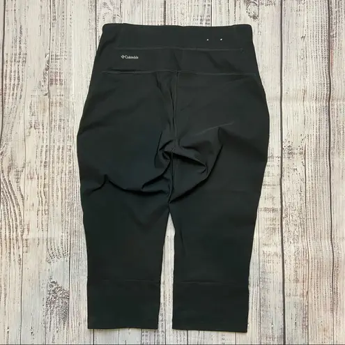 Columbia  Omni Shield Black Capri. Size Small.