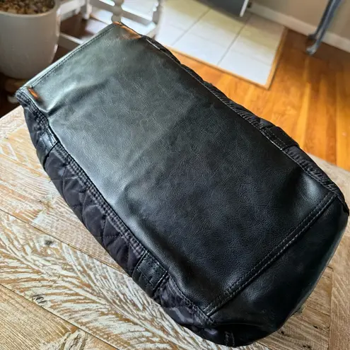 🖤Black Quilted Duffle Bag🖤 NWOT ✨plus freebie!! Black
