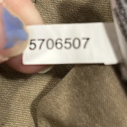 Valerie Stevens Valerie Steven’s, Pull-On Active Pants, Capri Length, Beige
Size 16