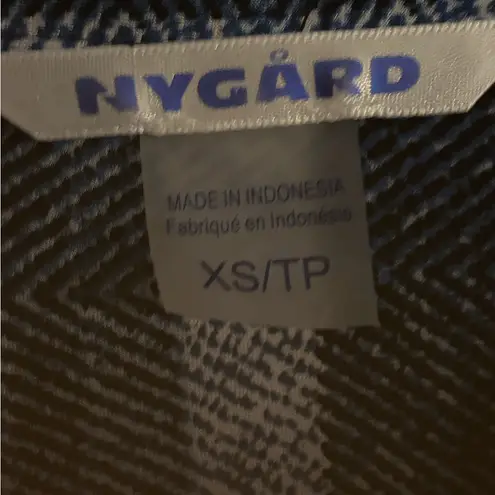 Peter Nygard Nygard blouse. Blue whites black striped. 2/3 sleeve blouse eves. Size XS‎