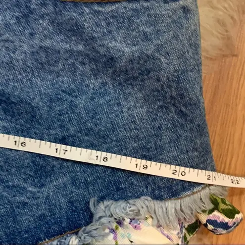 Vintage frayed denim floral ruffle hem shorts Size 29